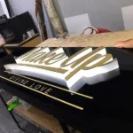 Fabricación de aviso luminoso en acrílico con iluminación LED para empresa en Medellín