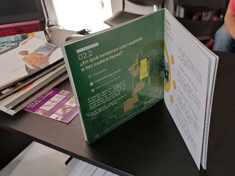 Revista corporativa a color con diseño personalizado y contenido técnico, impresa por Idex Publicidad en Medellín.