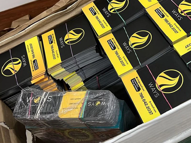 Etiquetas adhesivas impresas en papel con diseño personalizado para productos comerciales, elaboradas por Idex Publicidad en Medellín.