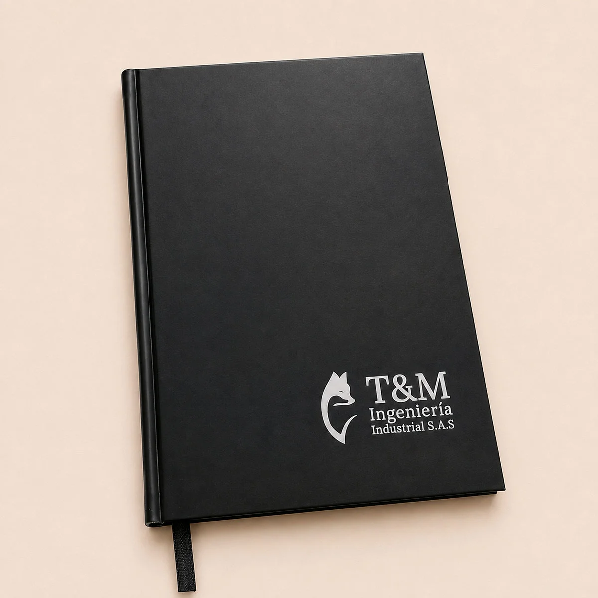 Agenda corporativa negra personalizada con logo de T&M Ingeniería Industrial