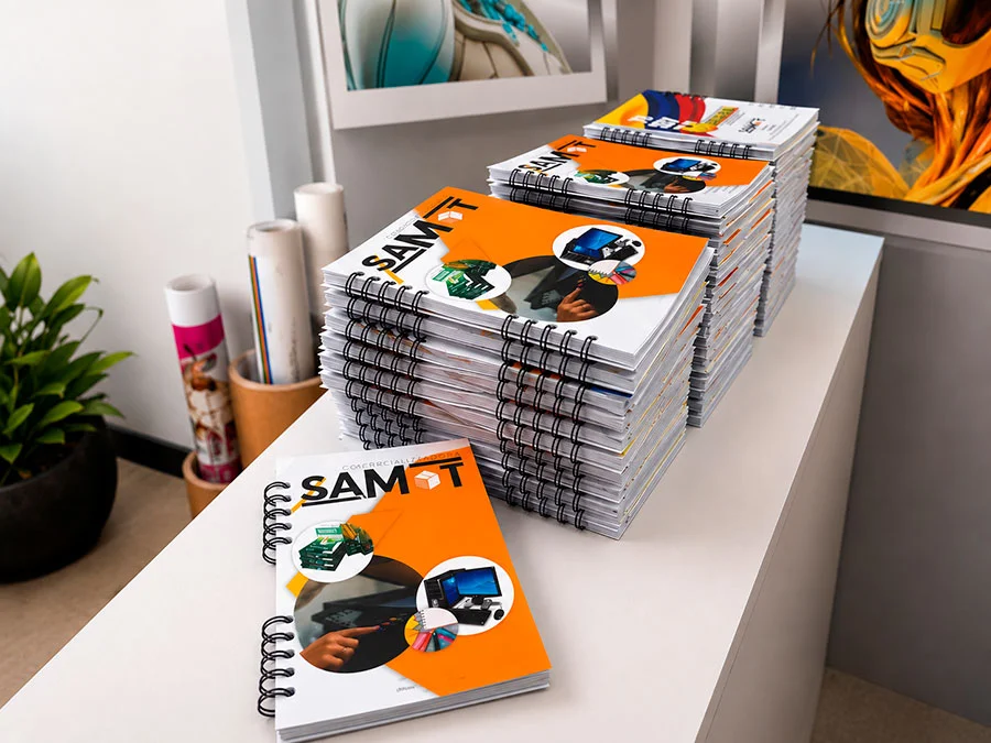 Cuadernos corporativos personalizados con argollado, impresos para empresas y marcas en Medellín.