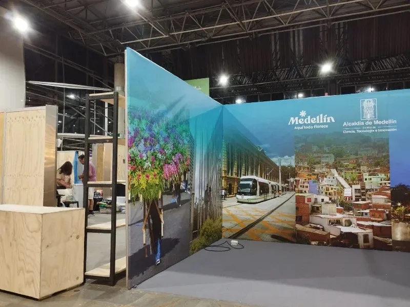 Decoración de stand con impresión en gran formato realizada en Medellín