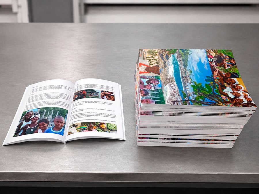 Libros y revistas impresas en Medellín, muestra de producción editorial y litográfica realizada por Idex Publicidad