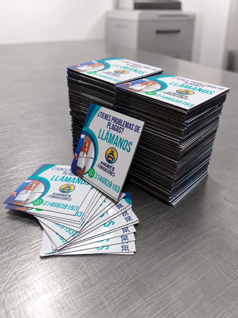 Tarjetas publicitarias impresas en producción de impresión digital