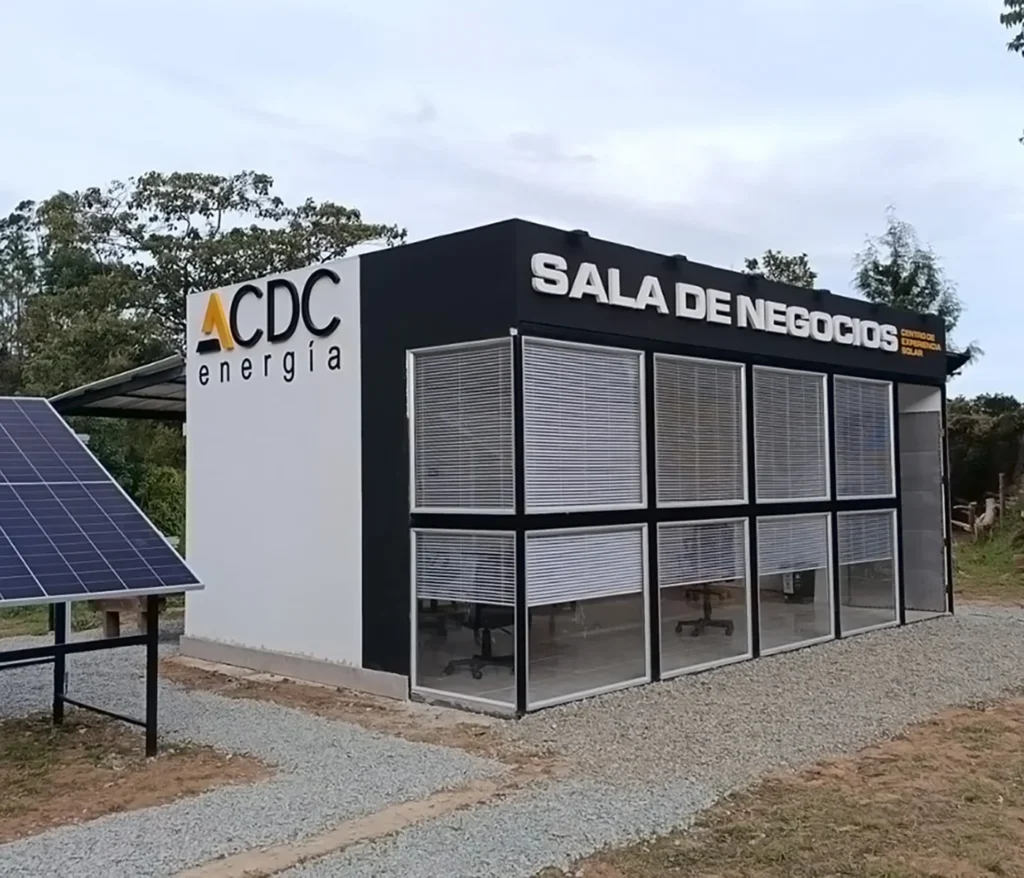 Avisos en acrílico instalados en proyecto corporativo de CDC Energía