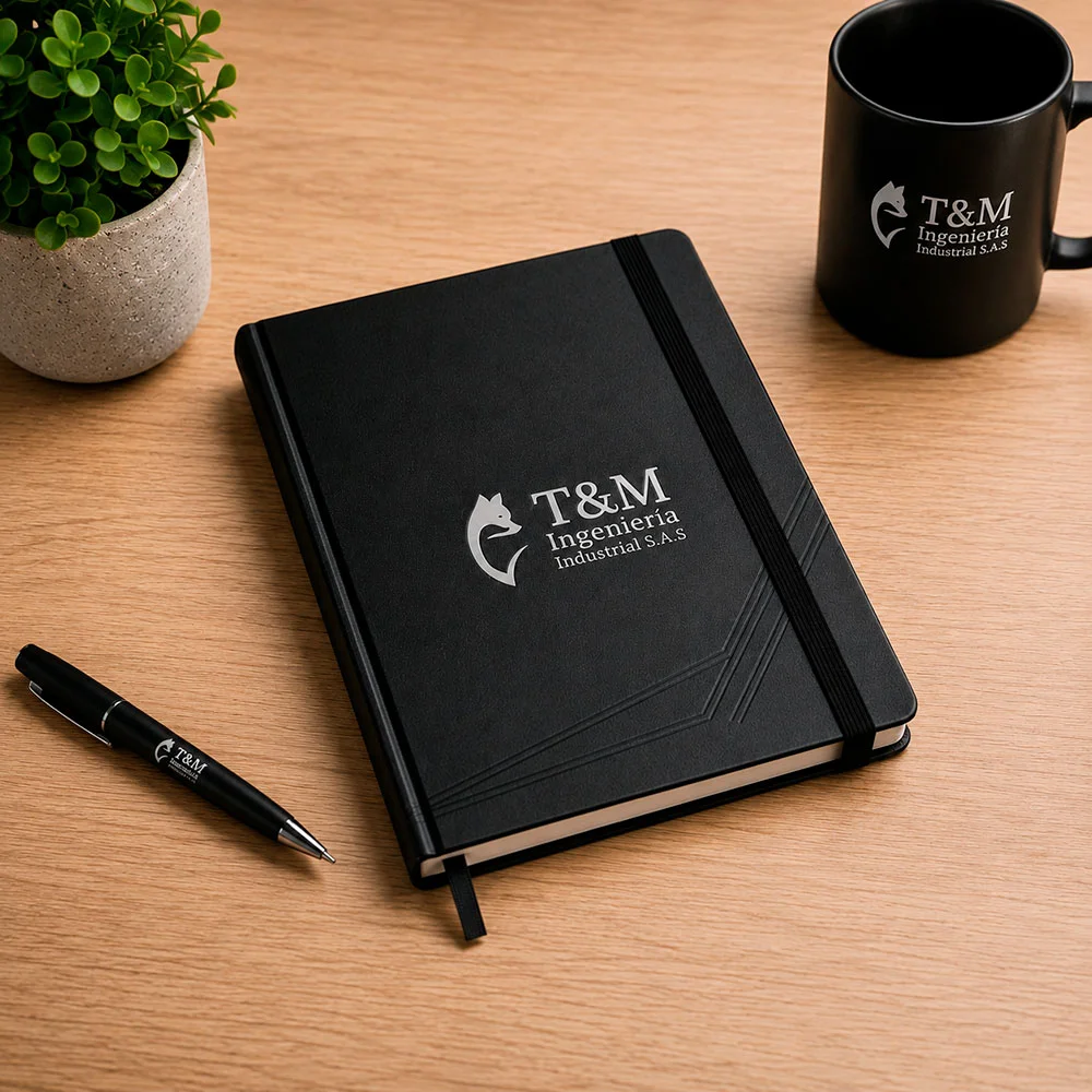 Agenda corporativa personalizada en Medellín con portada negra y logo de T&M Ingeniería